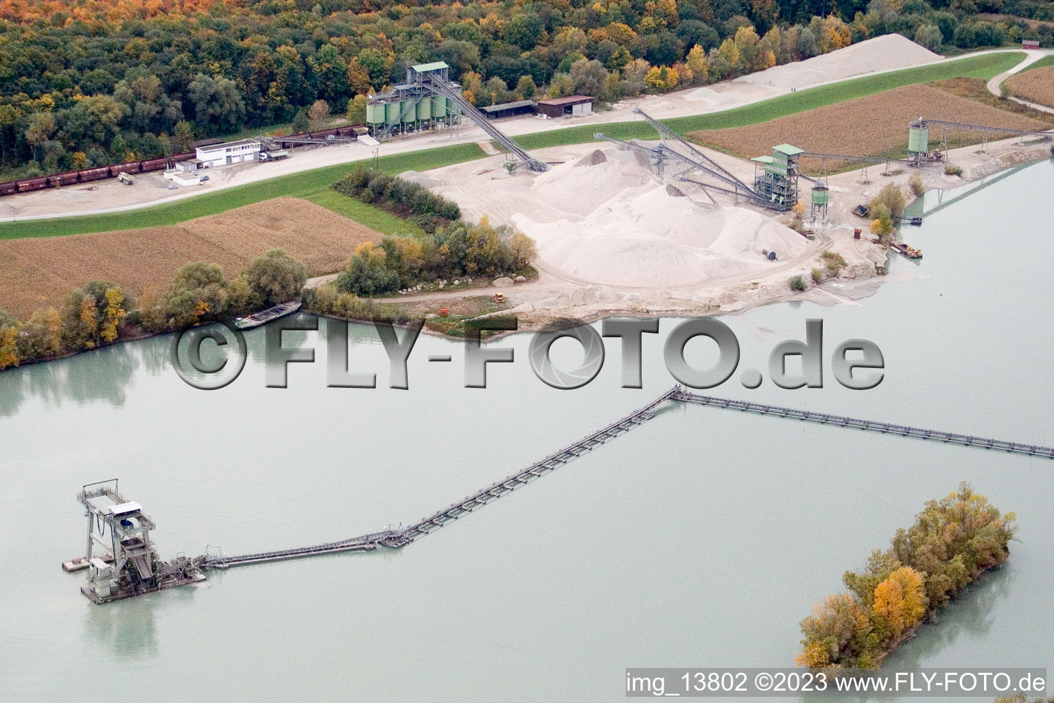 Vue oblique de Lac de carrière de gravier à Hagenbach dans le département Rhénanie-Palatinat, Allemagne