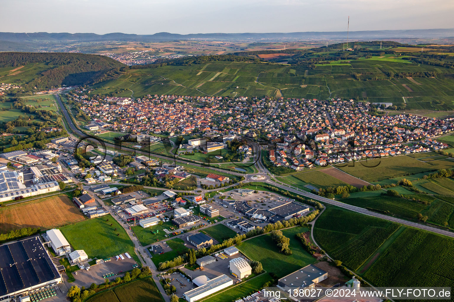 Vue aérienne de Du sud-est à Marlenheim dans le département Bas Rhin, France