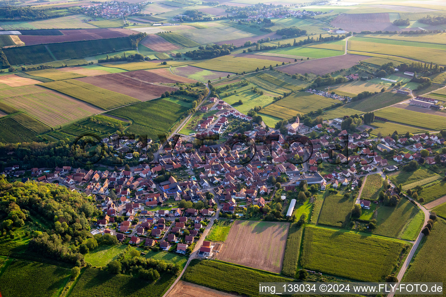 Vue aérienne de Kuttolsheim dans le département Bas Rhin, France