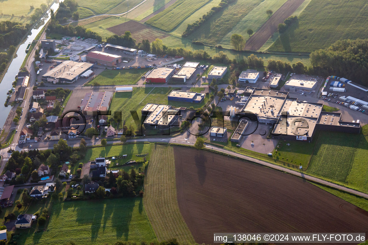 Vue aérienne de Zone commerciale à Hochfelden dans le département Bas Rhin, France