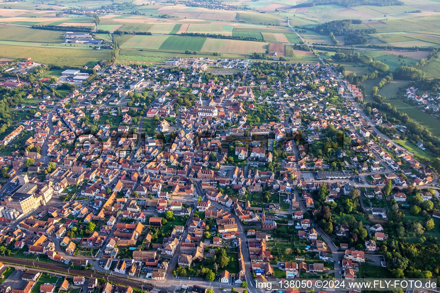 Hochfelden dans le département Bas Rhin, France du point de vue du drone