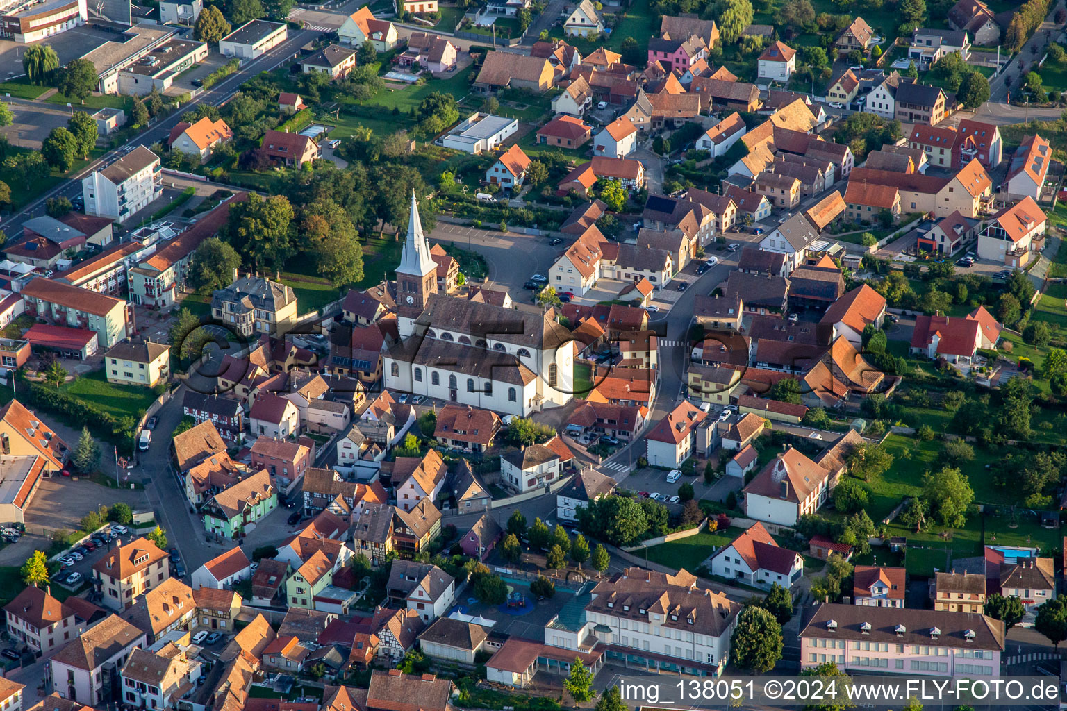 Vue aérienne de Eglise Catholique à Hochfelden dans le département Bas Rhin, France