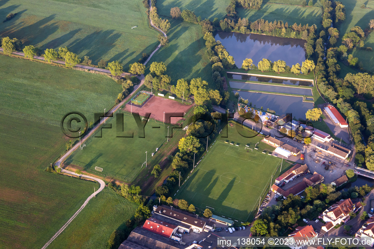 Vue aérienne de Stade De Football et AAPMA Hochfelden (club de pêche) à Hochfelden dans le département Bas Rhin, France