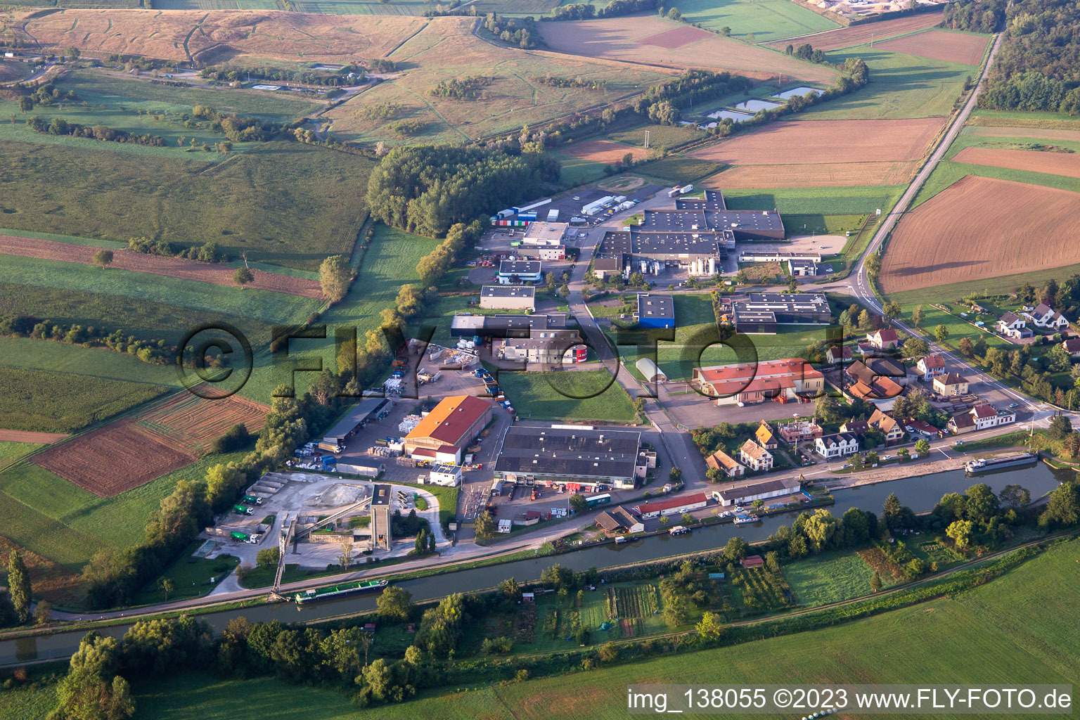 Vue aérienne de Zone commerciale de la rue du Tabac à Hochfelden dans le département Bas Rhin, France