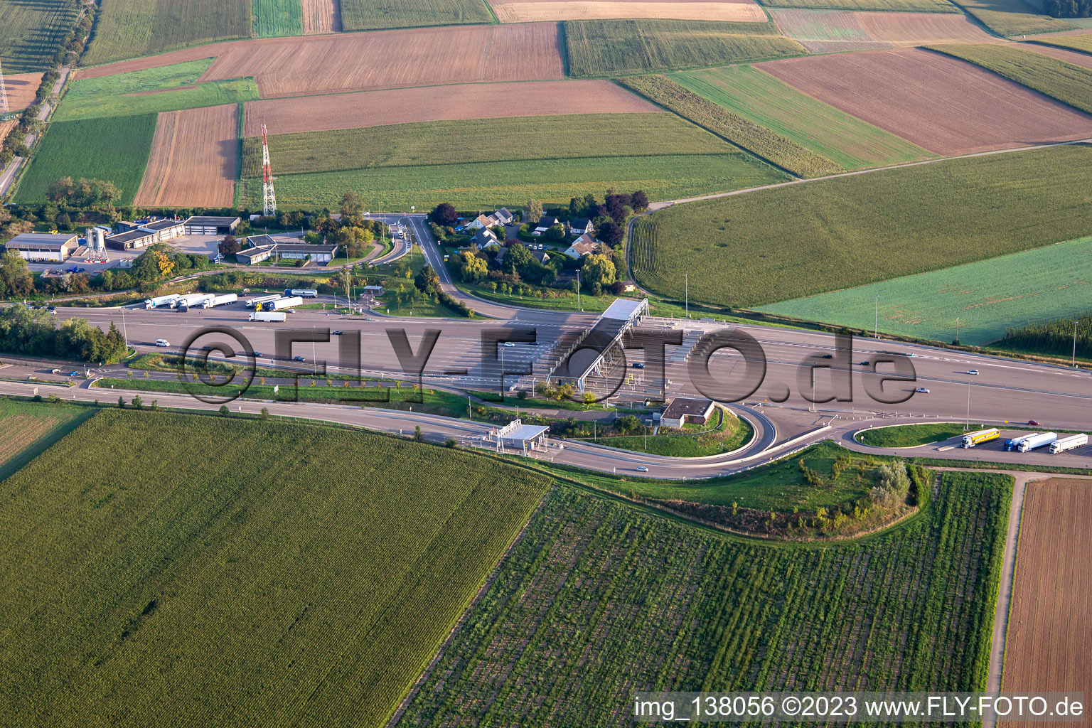 Vue aérienne de Station de péage autoroute A4 Hochfelden Sanef Service à Schwindratzheim dans le département Bas Rhin, France