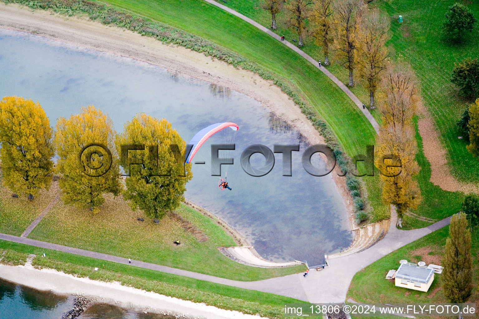 Vue aérienne de Rappenwörth Rheinstrandbad à le quartier Daxlanden in Karlsruhe dans le département Bade-Wurtemberg, Allemagne