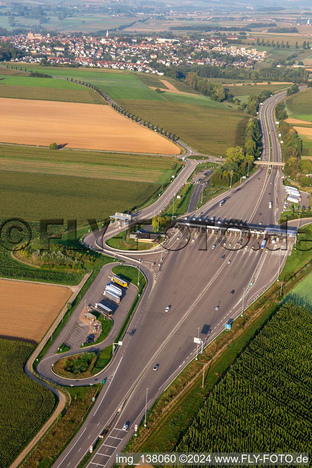 Vue aérienne de Station de péage autoroute A4 Hochfelden Sanef Service à Schwindratzheim dans le département Bas Rhin, France