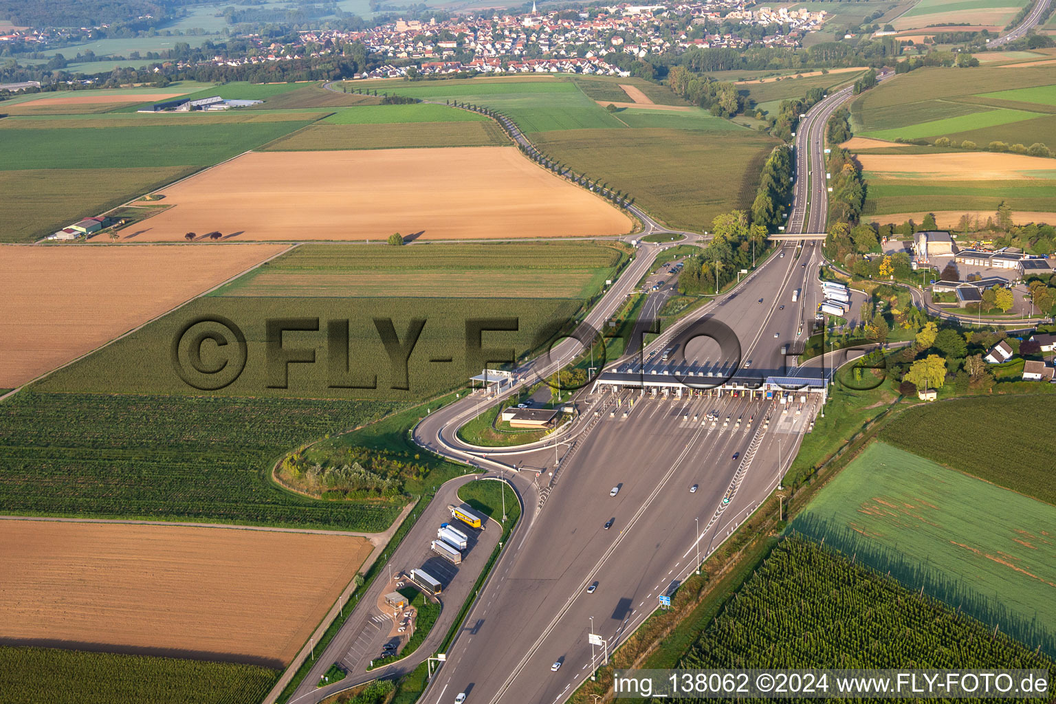 Vue oblique de Station de péage autoroute A4 Hochfelden Sanef Service à Schwindratzheim dans le département Bas Rhin, France