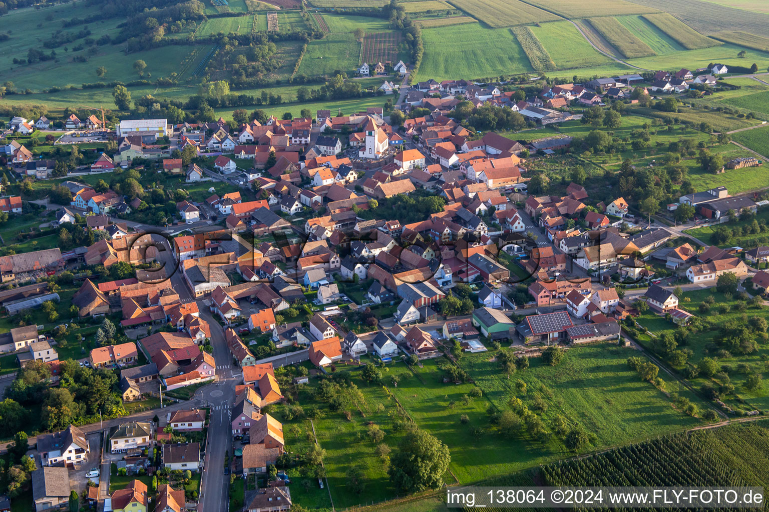 Vue aérienne de Église Saint-Hilaire à Minversheim dans le département Bas Rhin, France