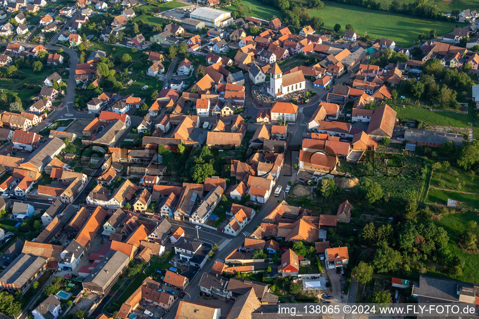 Vue aérienne de Église Saint-Hilaire à Minversheim dans le département Bas Rhin, France