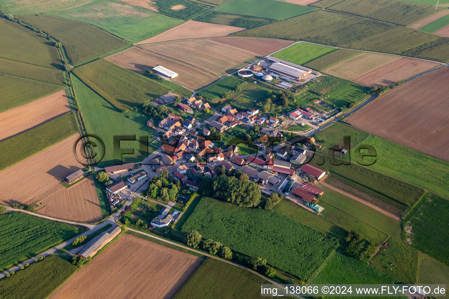 Vue aérienne de Niederaltdorf à Uhlwiller dans le département Bas Rhin, France