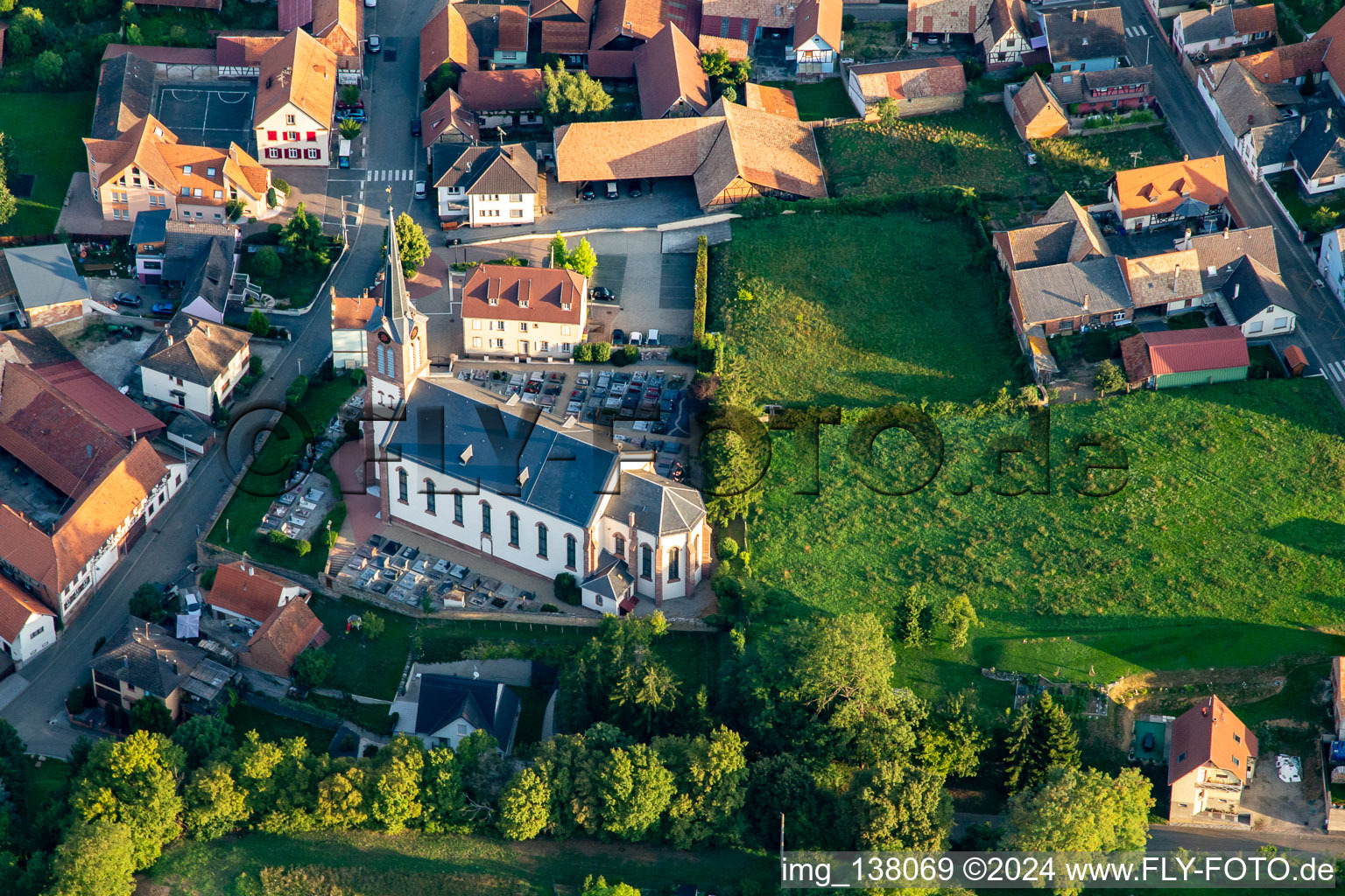 Vue aérienne de Église à Uhlwiller dans le département Bas Rhin, France