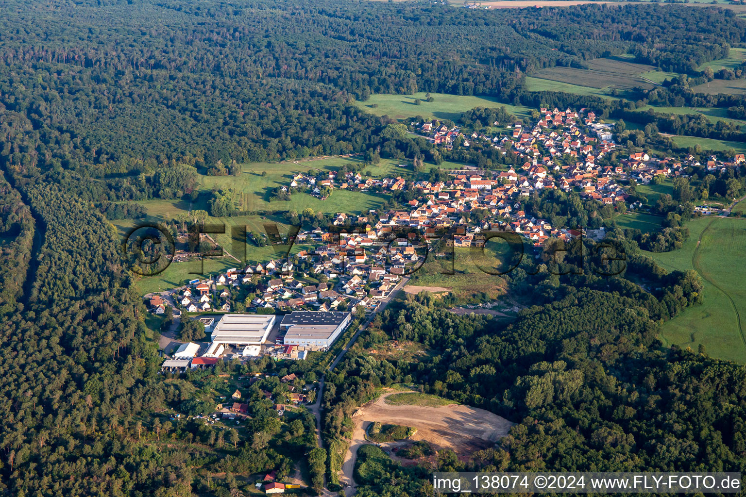 Vue aérienne de Mertzwiller dans le département Bas Rhin, France