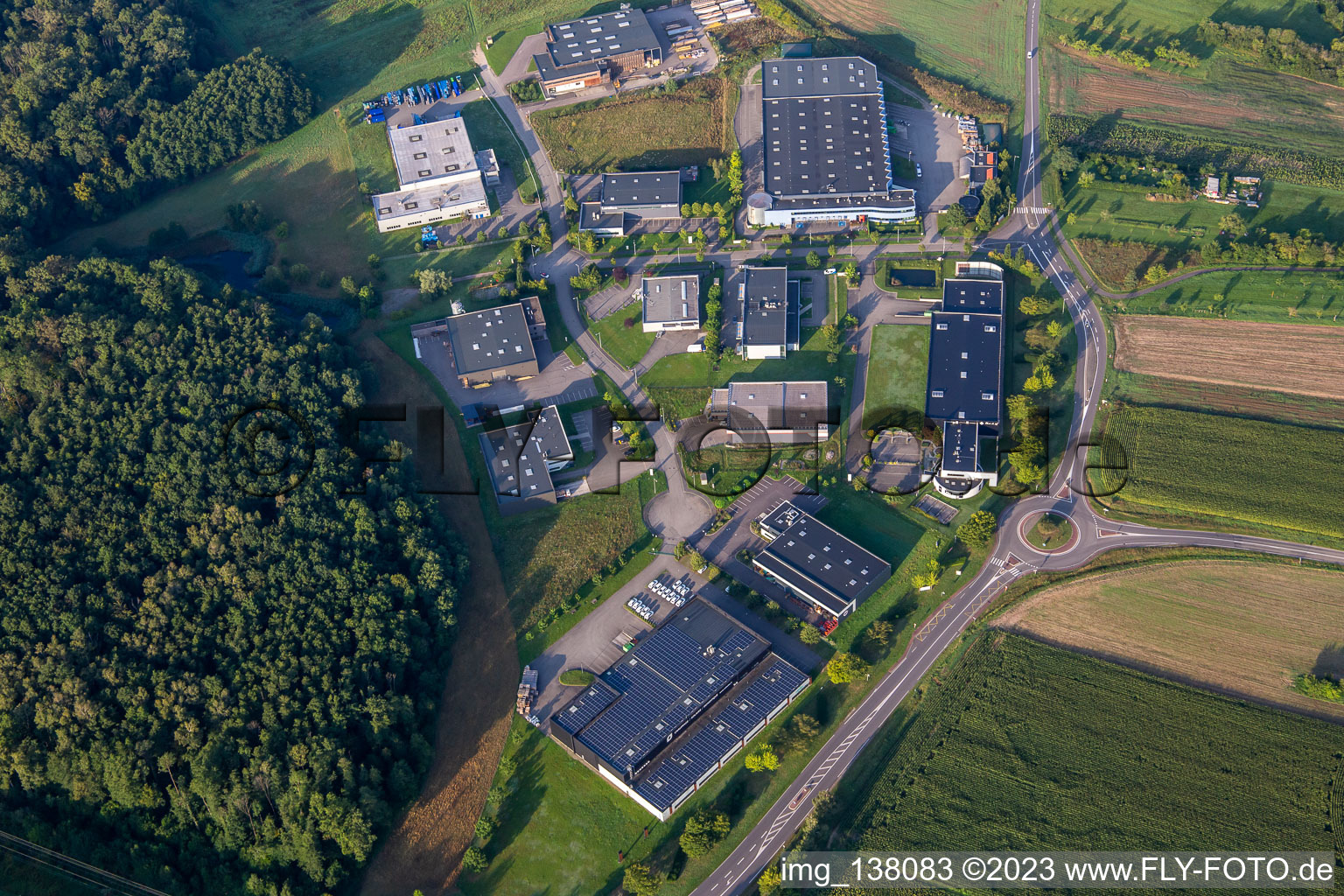 Vue aérienne de Zone commerciale de la rue du Tabac à Eschbach dans le département Bas Rhin, France