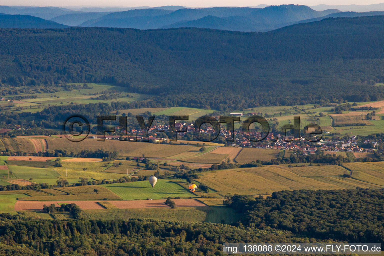 Vue aérienne de Atterrissage de deux montgolfières à Morsbronn-les-Bains dans le département Bas Rhin, France