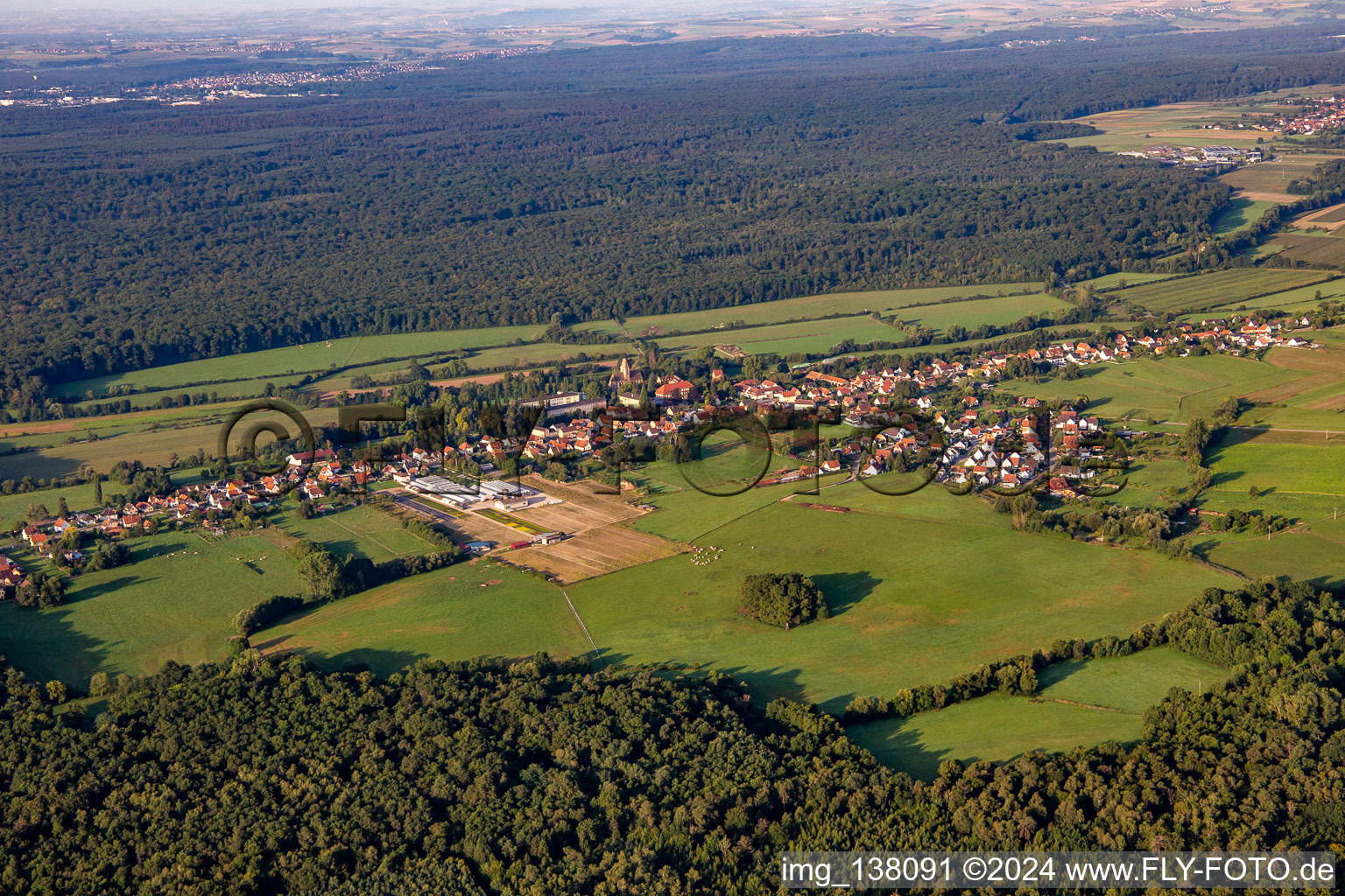 Vue aérienne de Du nord-est à Walbourg dans le département Bas Rhin, France