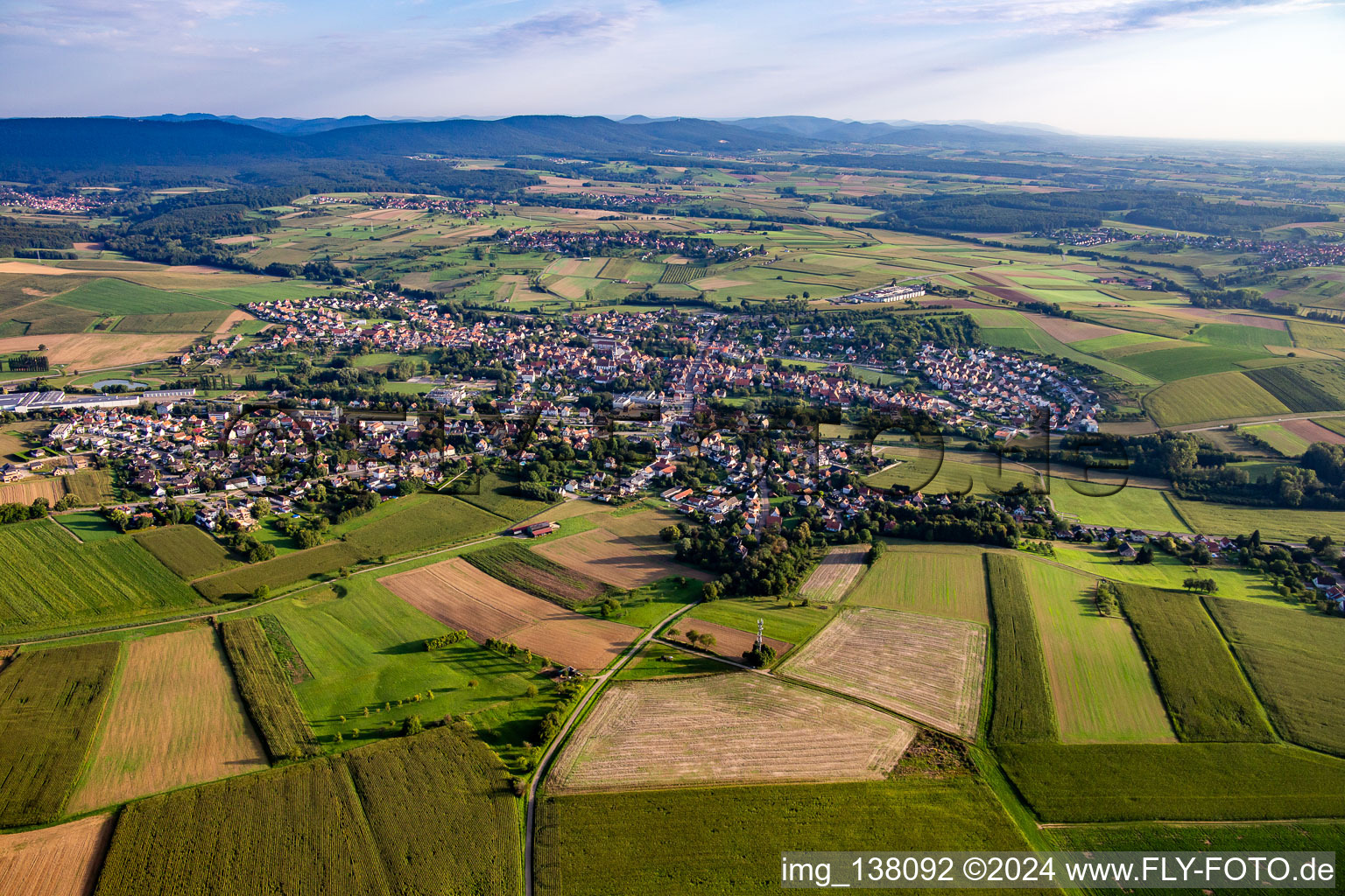 Vue aérienne de Du sud-est à Soultz-sous-Forêts dans le département Bas Rhin, France