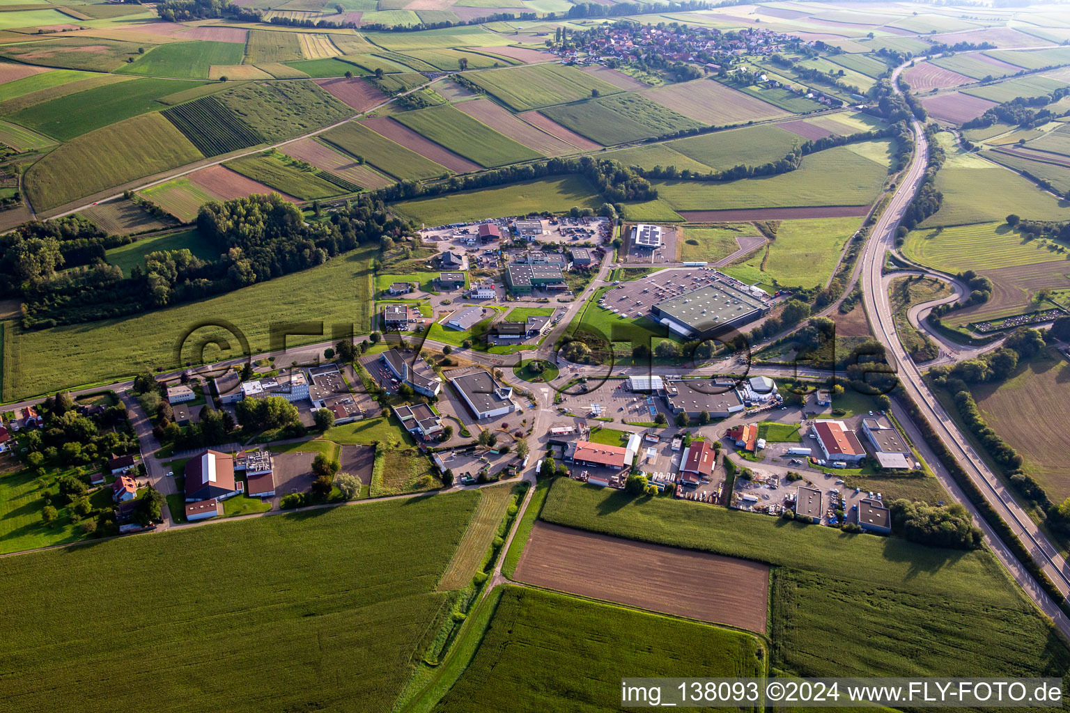 Vue aérienne de Zone commerciale à Soultz-sous-Forêts dans le département Bas Rhin, France