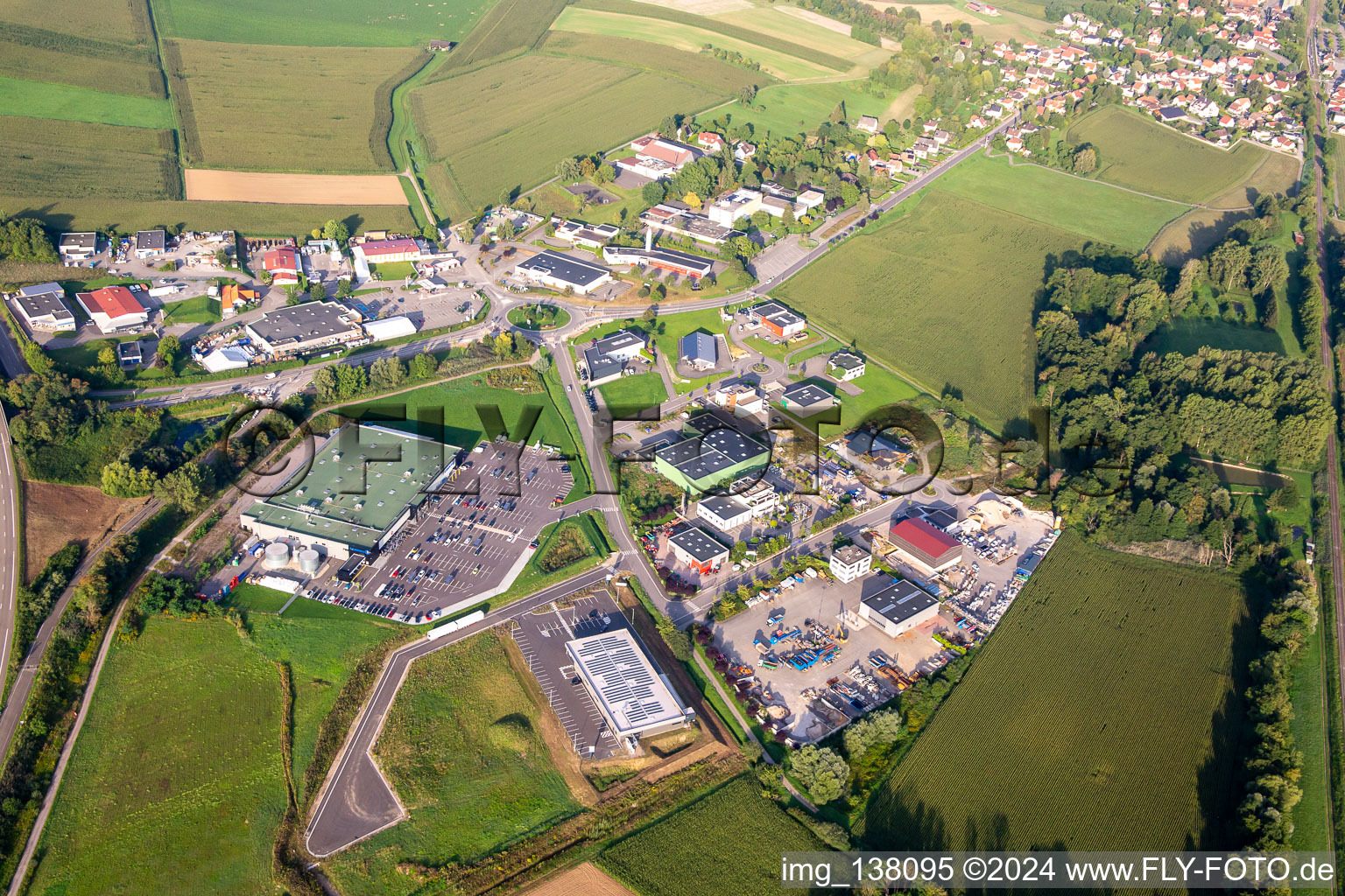 Vue aérienne de Zone commerciale du nord à Soultz-sous-Forêts dans le département Bas Rhin, France