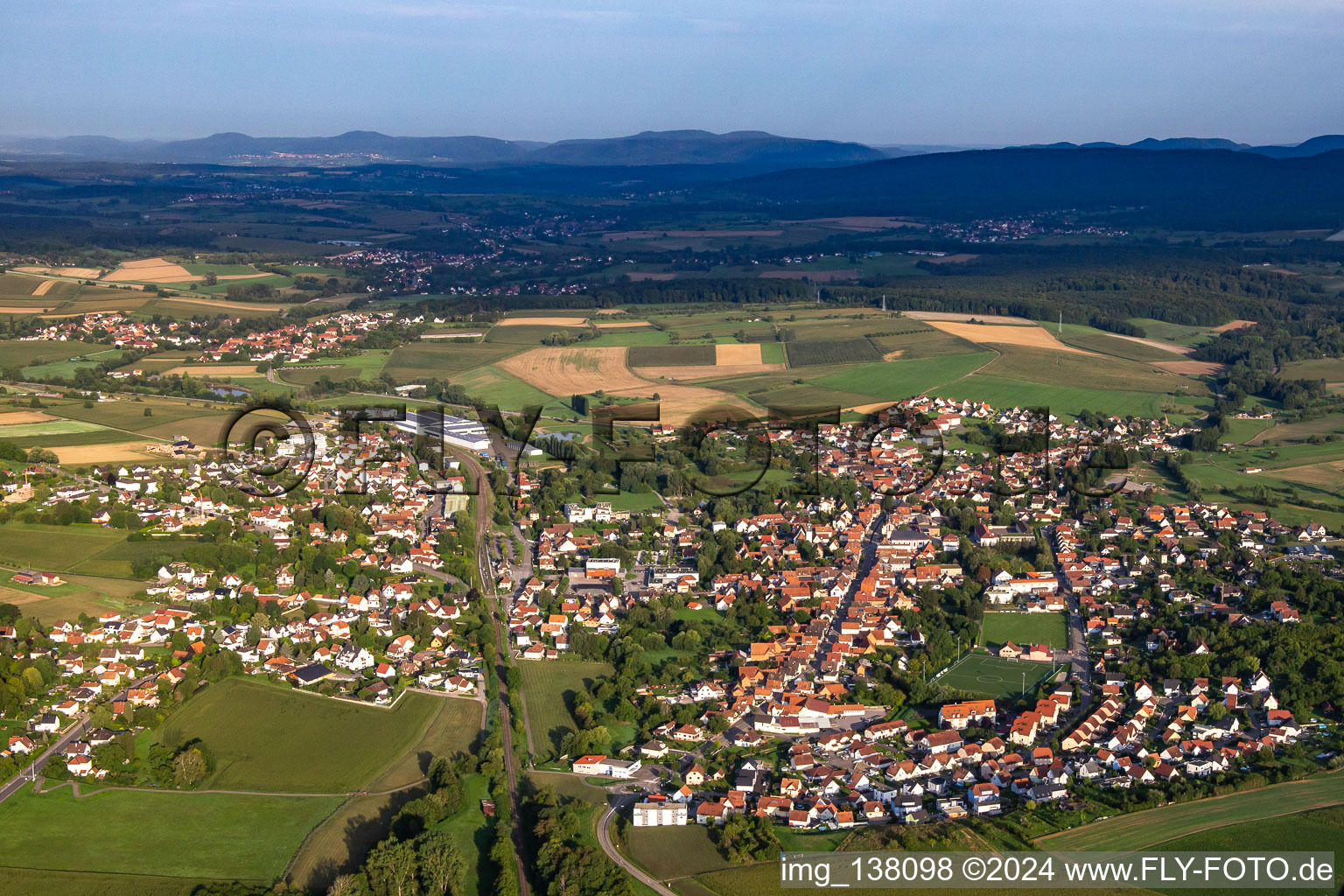 Vue aérienne de Rue du Frohnacker à Soultz-sous-Forêts dans le département Bas Rhin, France