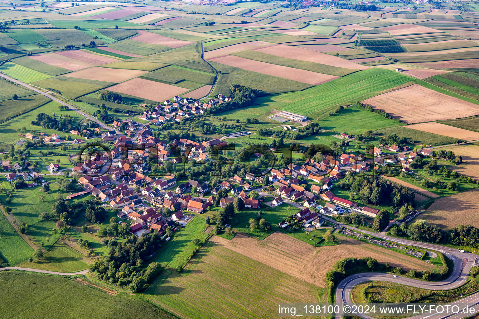 Vue aérienne de Hermerswiller à Hoffen dans le département Bas Rhin, France