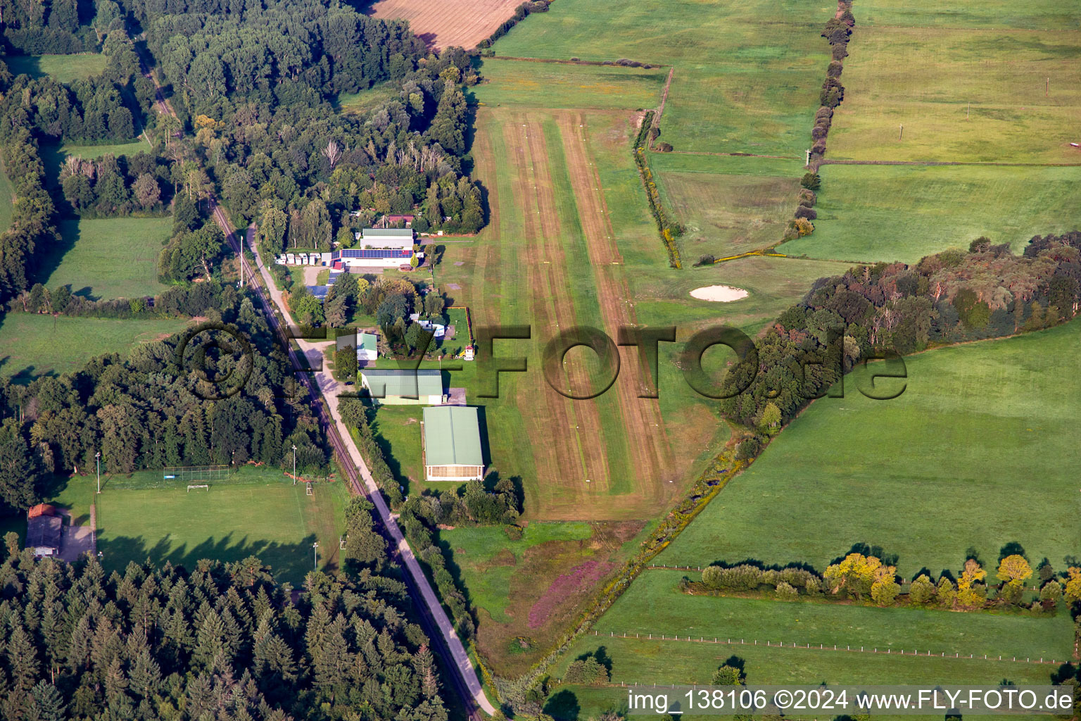 Vue aérienne de Aérodrome Schweighofen EDRO à Schweighofen dans le département Rhénanie-Palatinat, Allemagne