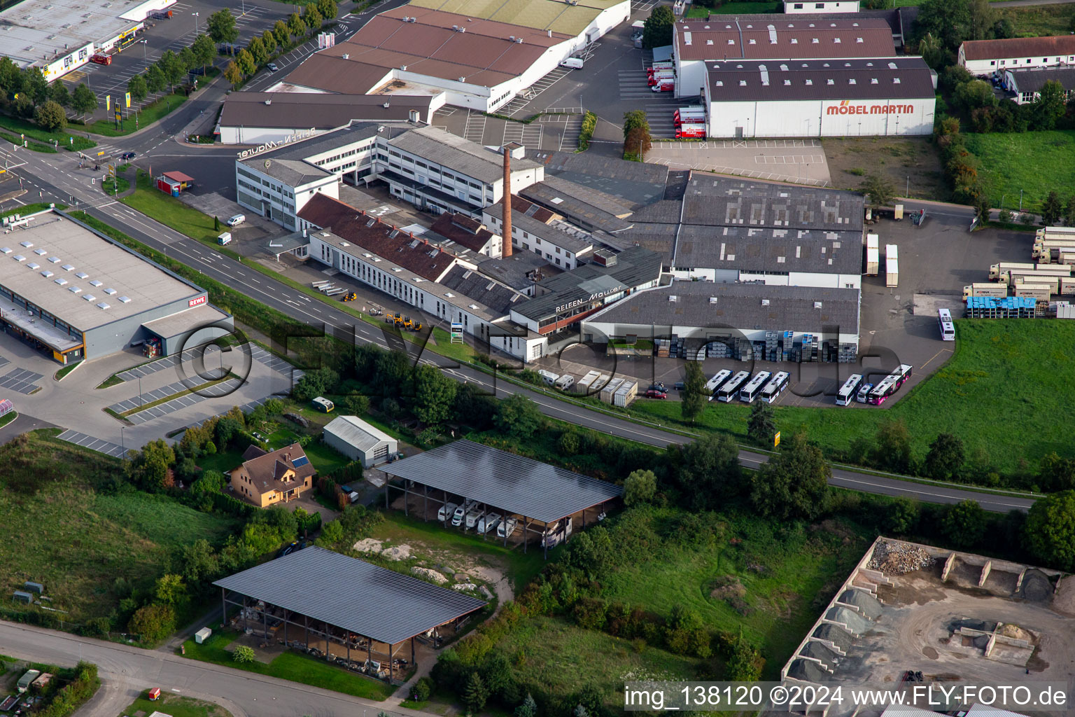 Vue aérienne de Location et vente de machines de construction Ulland dans l'ancien Reifen.-Maurer à Meisenheim dans le département Rhénanie-Palatinat, Allemagne