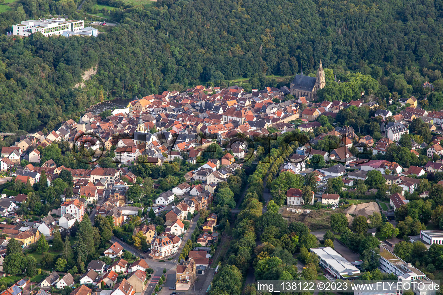 Vue aérienne de Vieille ville historique du nord à Meisenheim dans le département Rhénanie-Palatinat, Allemagne