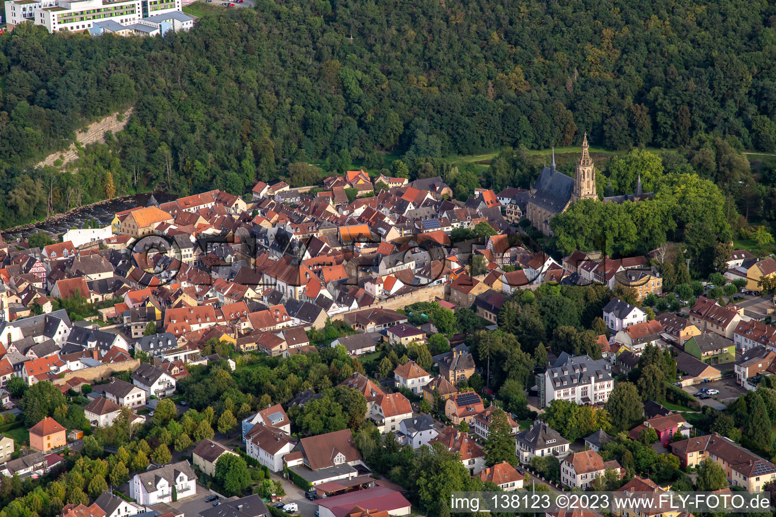 Vue aérienne de Vieille ville historique du nord à Meisenheim dans le département Rhénanie-Palatinat, Allemagne