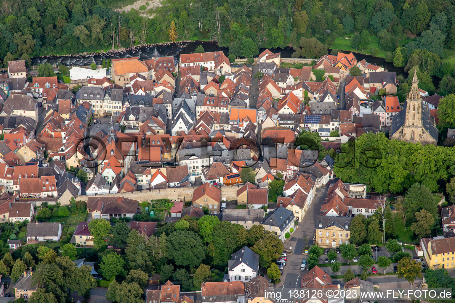 Vue aérienne de Vieille ville historique vue de l'ouest à Meisenheim dans le département Rhénanie-Palatinat, Allemagne