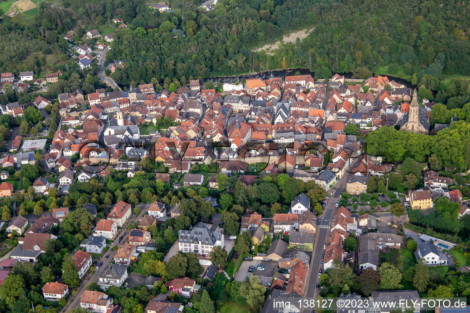 Vue aérienne de Vieille ville historique vue de l'ouest à Meisenheim dans le département Rhénanie-Palatinat, Allemagne