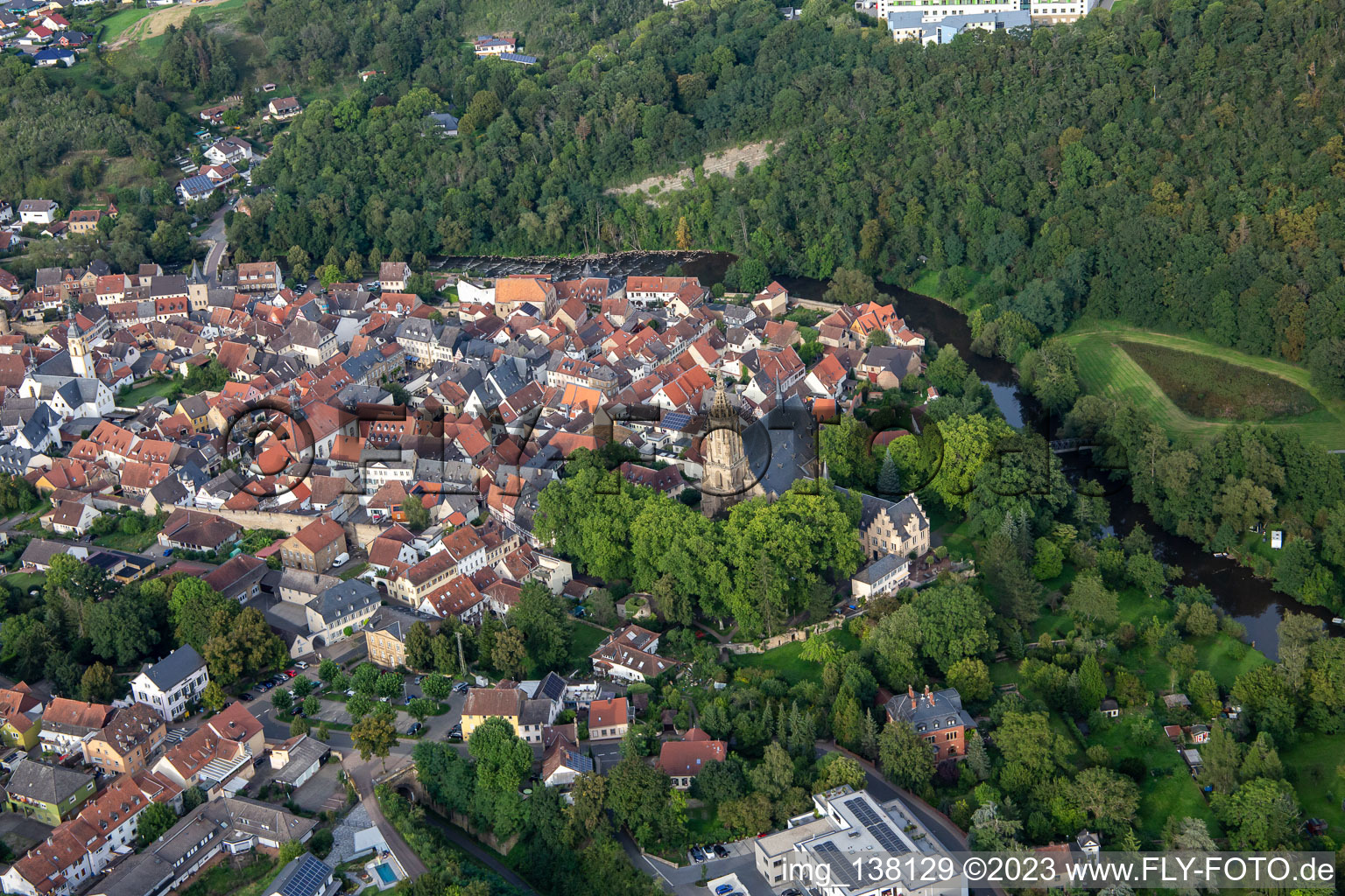 Vue aérienne de Vieille ville historique du sud-ouest à Meisenheim dans le département Rhénanie-Palatinat, Allemagne