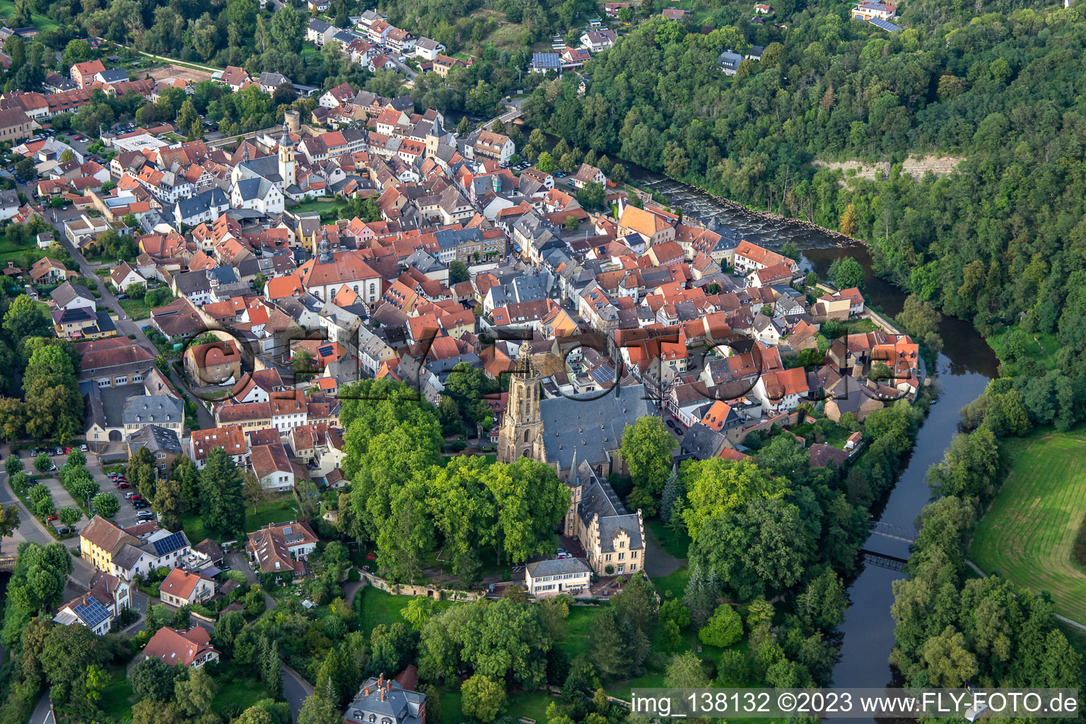 Vue aérienne de Vieille ville historique du sud à Meisenheim dans le département Rhénanie-Palatinat, Allemagne