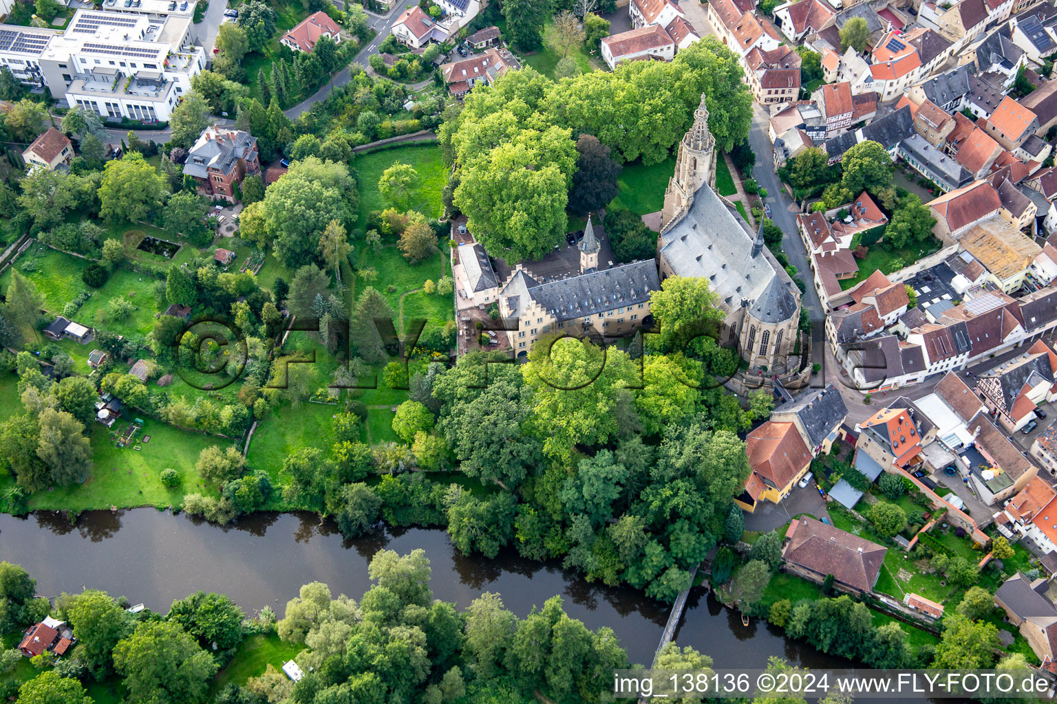 Vue aérienne de Église du château Meisenheim à Meisenheim dans le département Rhénanie-Palatinat, Allemagne