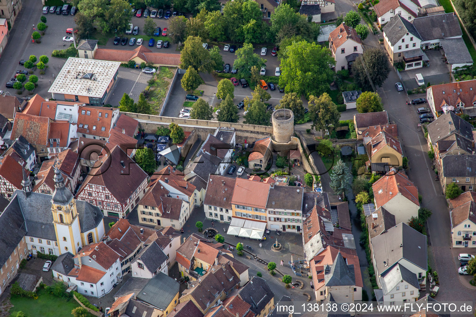 Vue aérienne de Zone de reporting sur les remparts de la vieille ville avec tour de la dette et tour du citoyen à Meisenheim dans le département Rhénanie-Palatinat, Allemagne