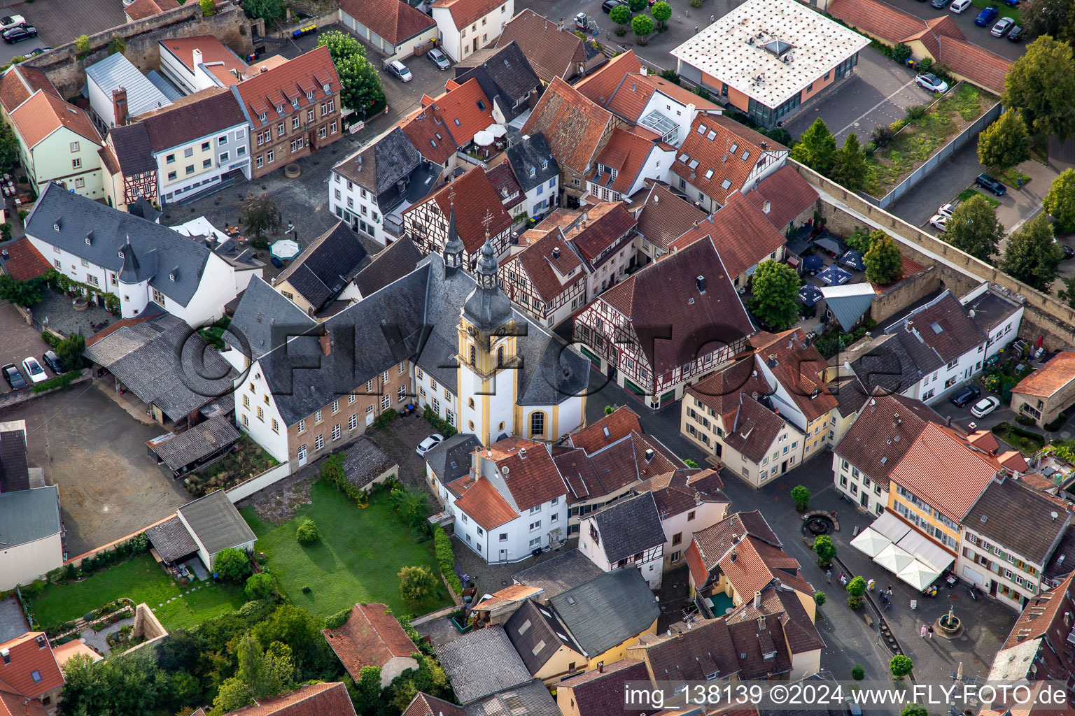 Vue aérienne de Église paroissiale catholique Saint-Antoine à Klenkertor à Meisenheim dans le département Rhénanie-Palatinat, Allemagne