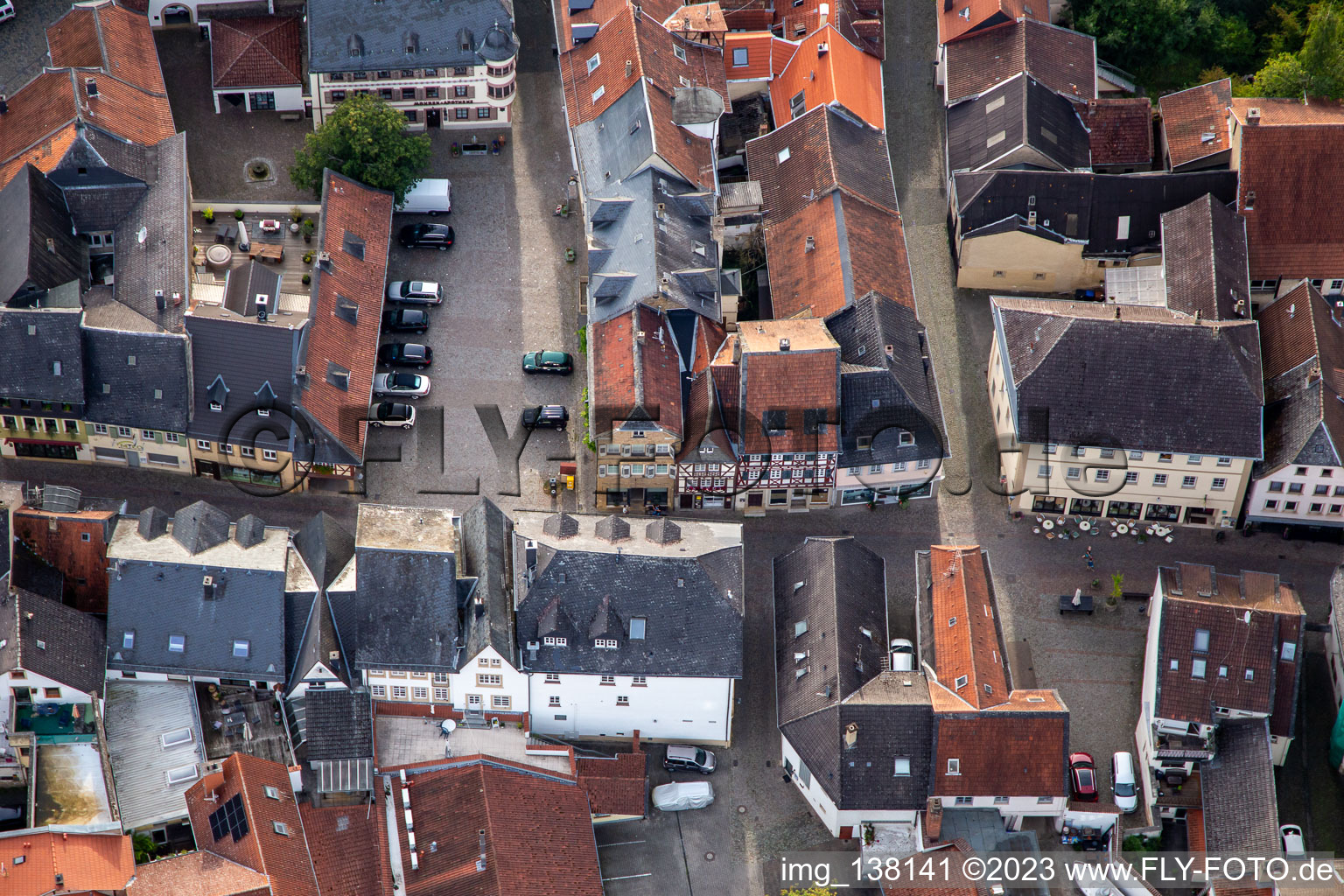 Vue aérienne de Vieille ville avec allée du marché et pharmacie Mohren à Meisenheim dans le département Rhénanie-Palatinat, Allemagne