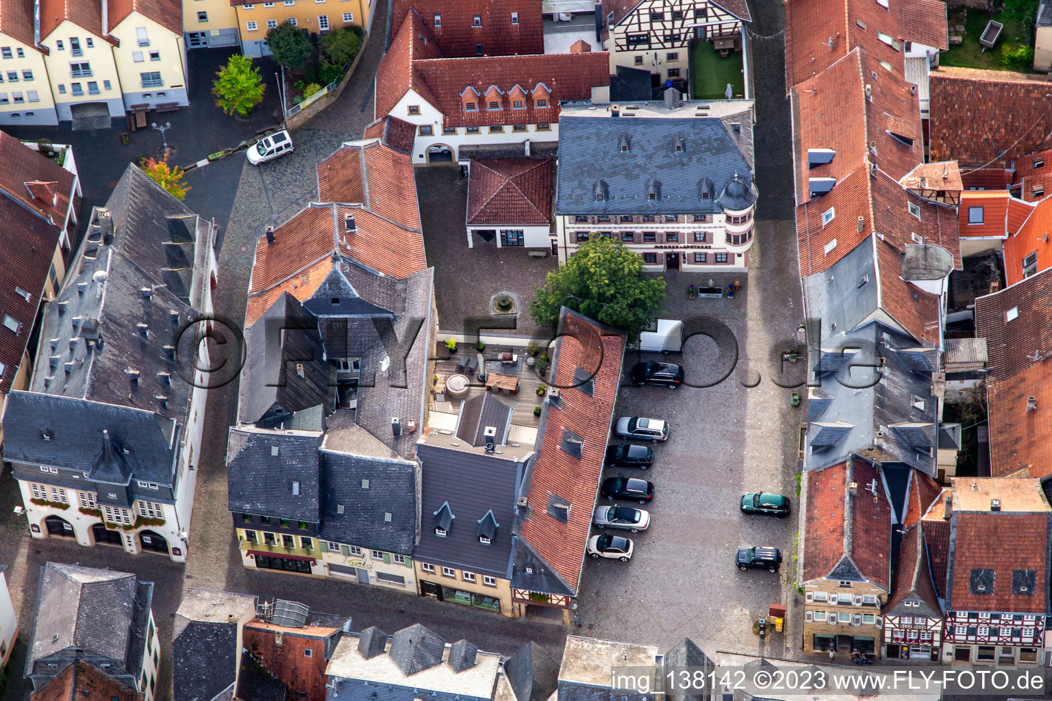 Vue aérienne de Marktgasse et pharmacie Mohren à Meisenheim dans le département Rhénanie-Palatinat, Allemagne