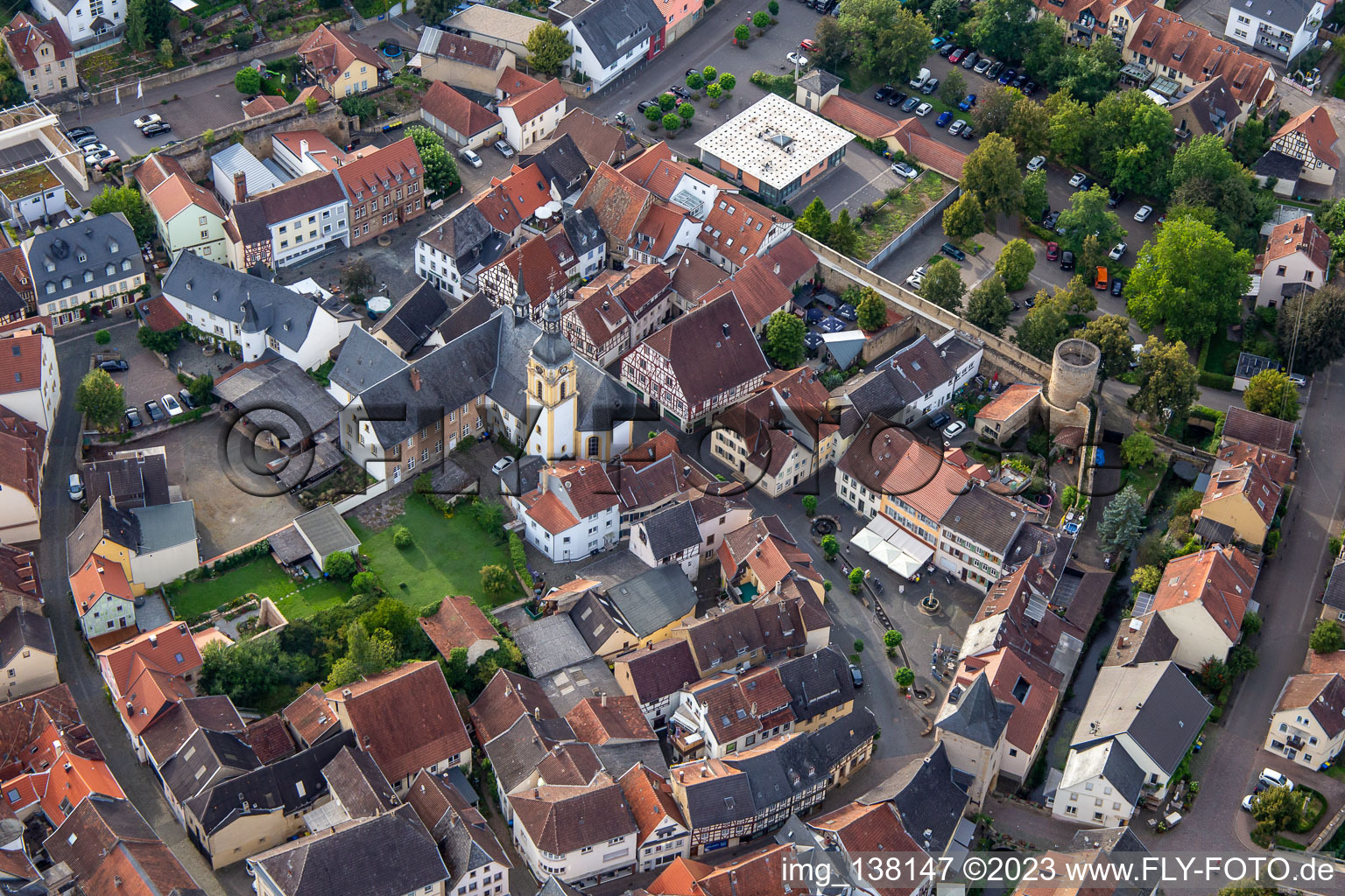 Vue aérienne de Église paroissiale catholique Saint-Antoine à Klenkertor à Meisenheim dans le département Rhénanie-Palatinat, Allemagne