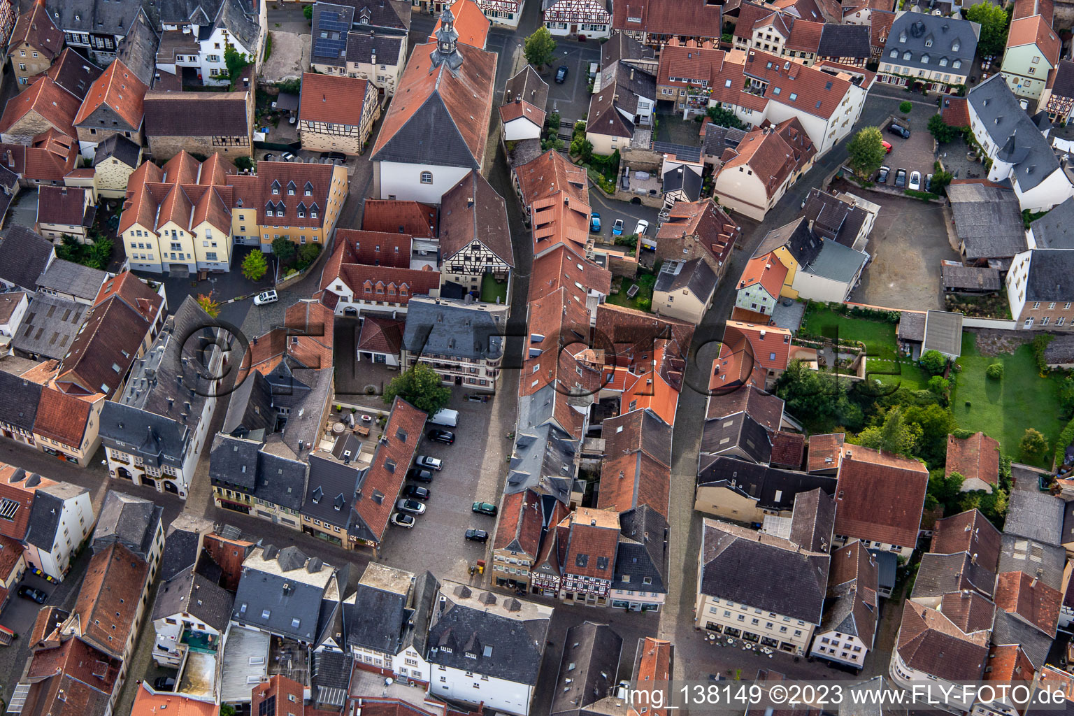 Vue aérienne de Marktgasse et pharmacie Mohren à Meisenheim dans le département Rhénanie-Palatinat, Allemagne