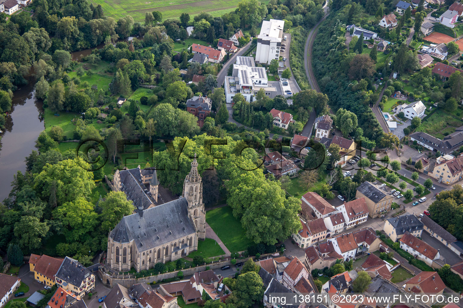 Vue aérienne de Place du Château et Église du Château Meisenheim à Meisenheim dans le département Rhénanie-Palatinat, Allemagne