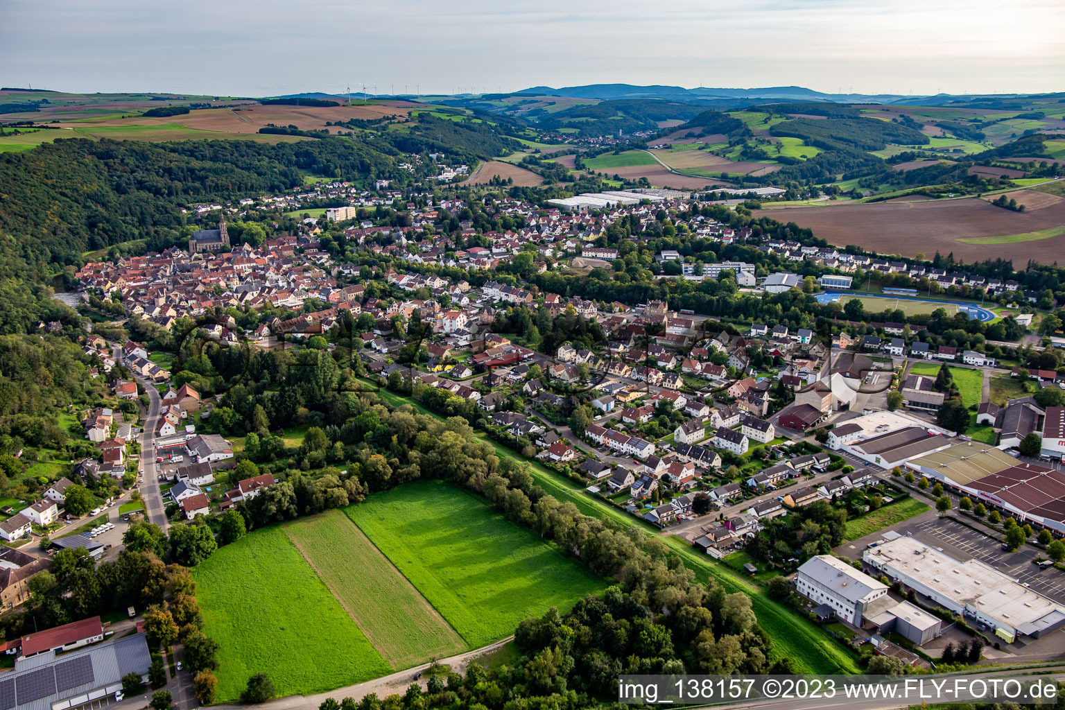 Vue aérienne de Du nord dans le Glantal à Meisenheim dans le département Rhénanie-Palatinat, Allemagne