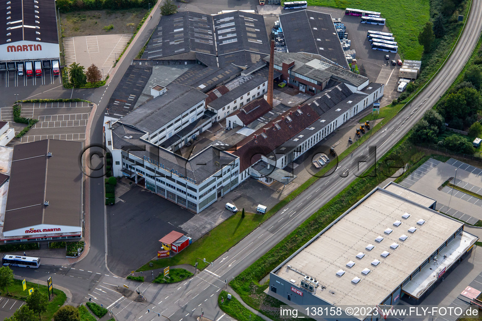 Vue aérienne de Location et vente de machines de construction Ulland dans l'ancien Reifen.-Maurer à Meisenheim dans le département Rhénanie-Palatinat, Allemagne