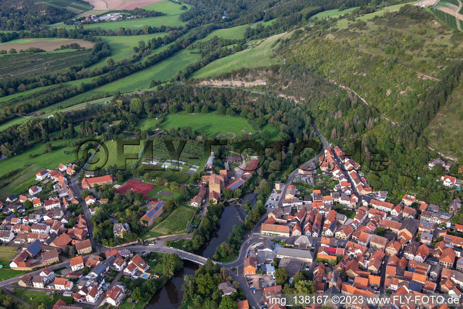 Vue aérienne de Crèche PermaGlück sur la Glanschleife à Odernheim am Glan dans le département Rhénanie-Palatinat, Allemagne