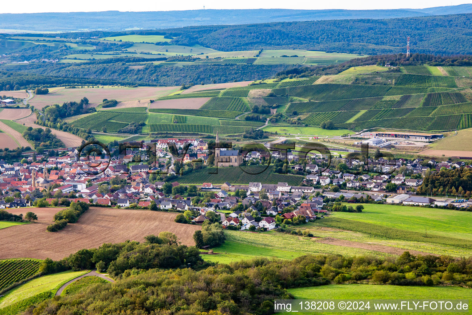 Vue aérienne de Du sud-est à Waldböckelheim dans le département Rhénanie-Palatinat, Allemagne