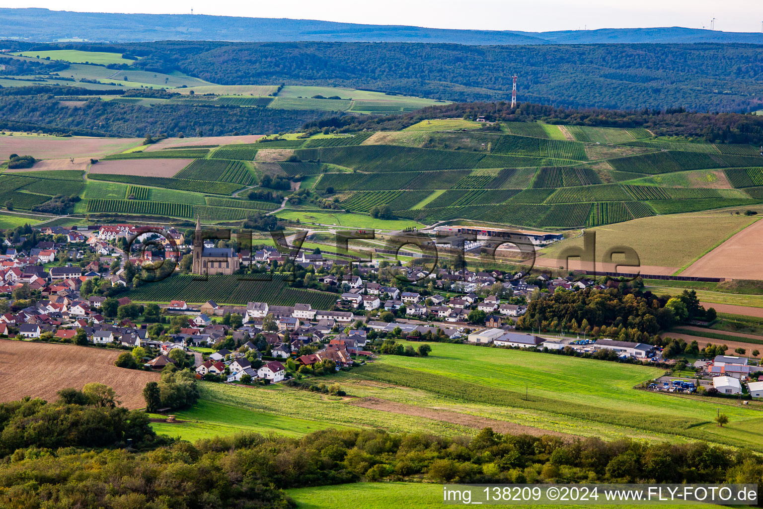 Vue aérienne de Du sud-est à Waldböckelheim dans le département Rhénanie-Palatinat, Allemagne