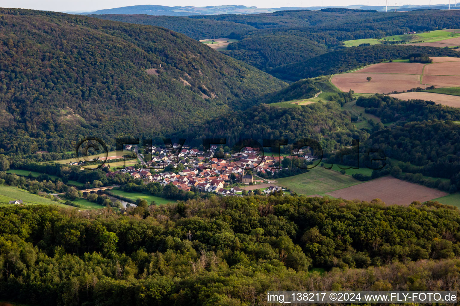 Vue aérienne de Du nord-ouest à le quartier Oberhausen in Oberhausen an der Nahe dans le département Rhénanie-Palatinat, Allemagne