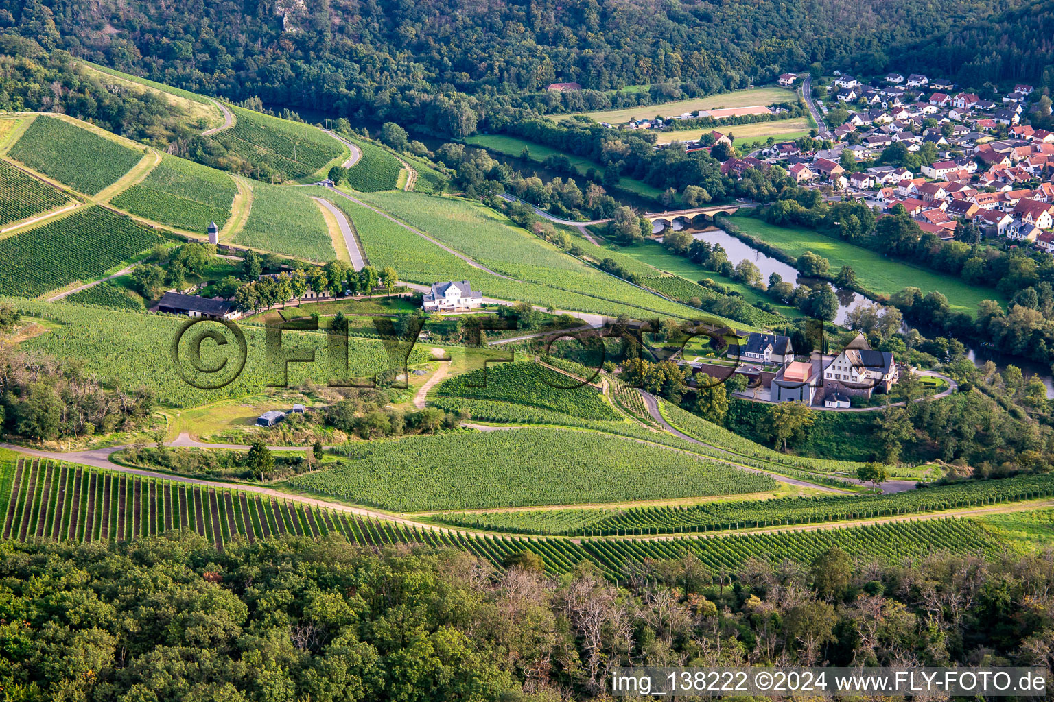 Vue aérienne de Hôtel Gut Hermannsberg et administration du domaine Niederhausen Schlossböckelheim à Niederhausen dans le département Rhénanie-Palatinat, Allemagne