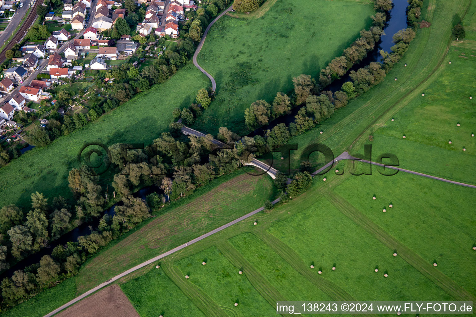 Vue aérienne de Norheimer Auenbrücke sur la Nahe à Norheim dans le département Rhénanie-Palatinat, Allemagne