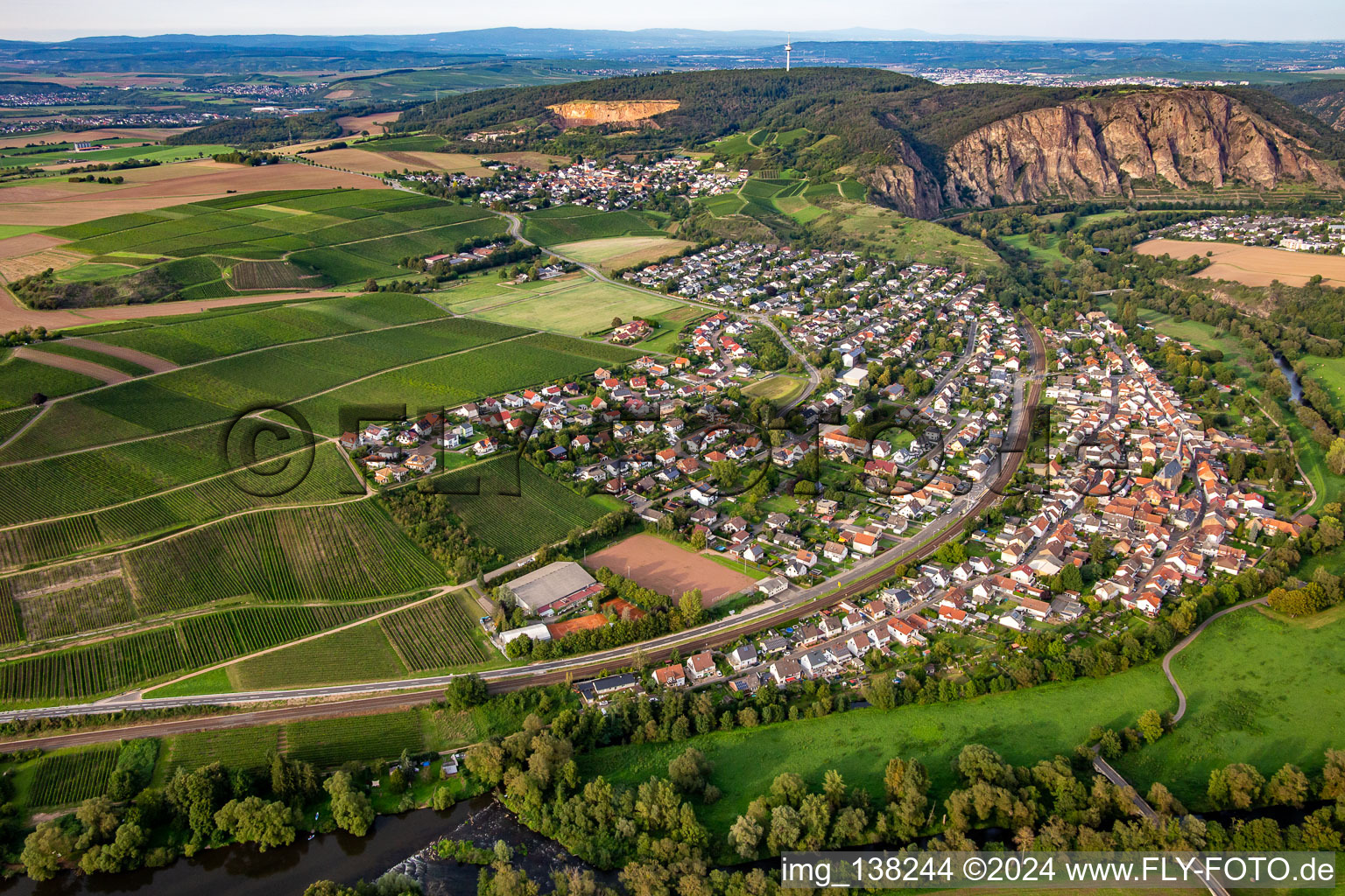 Vue aérienne de Du sud-ouest à le quartier Traisen in Norheim dans le département Rhénanie-Palatinat, Allemagne